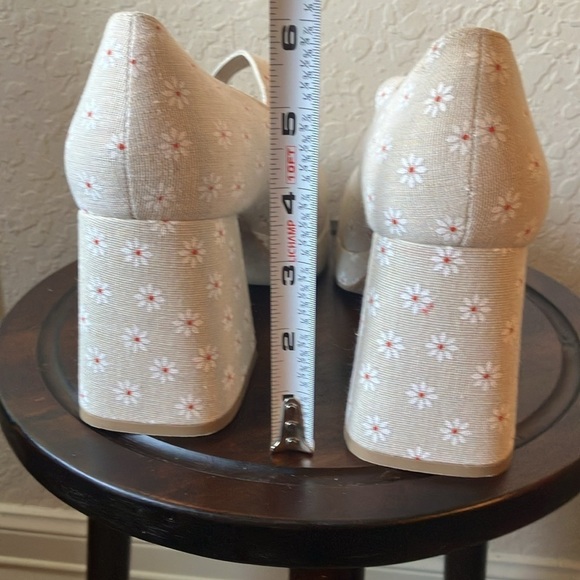 Madden Girl: Tan with flower pattern heeled Mary Jane style shoes- Y2K- 9M - Picture 5 of 16